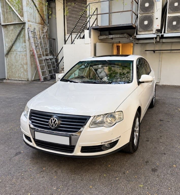 2008 Volkswagen Passat - Image 1