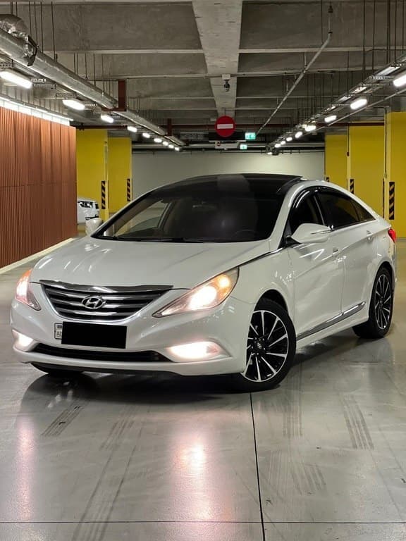 2010 Hyundai Sonata - Image 1