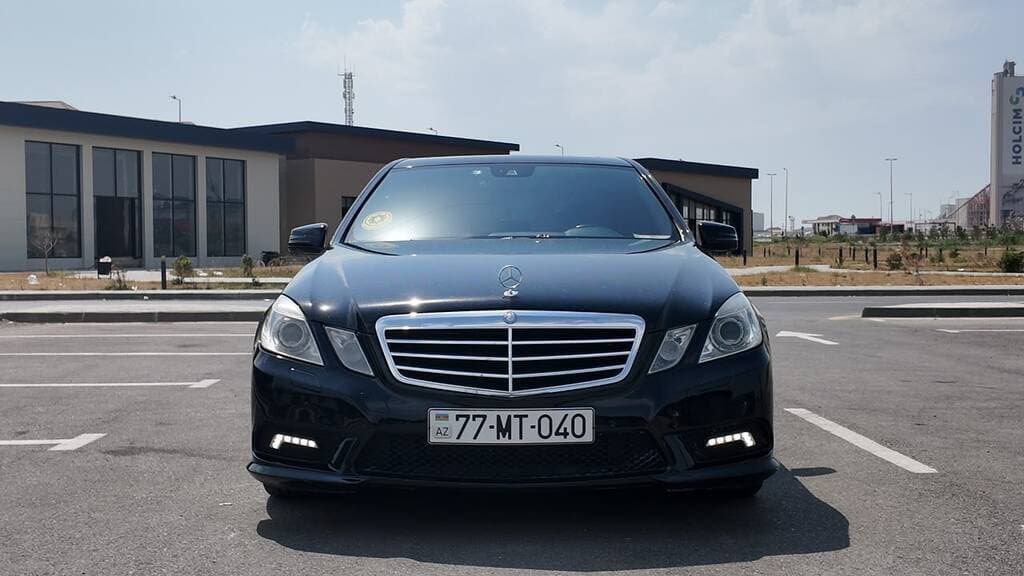 2011 Mercedes E 200 - Image 1