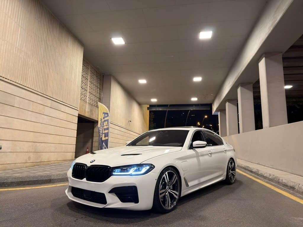 2018 BMW 530e - Image 1