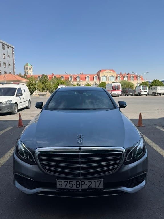 2019 Mercedes E 300 4MATIC - Image 1