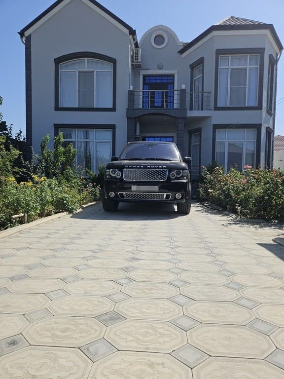 2010 Land Rover Range Rover - Image 1