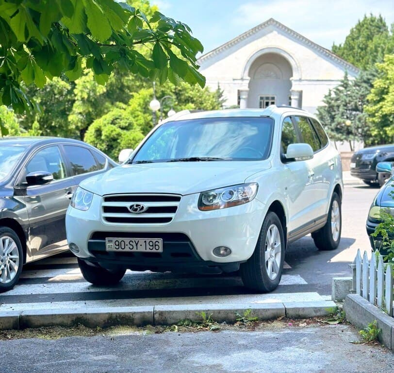 2009 Hyundai Santa Fe - Image 1