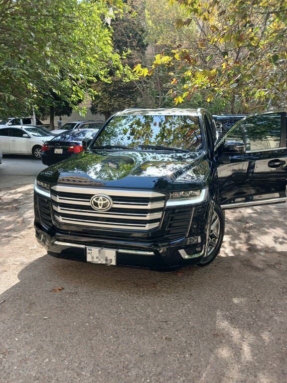 2012 Toyota Land Cruiser - Image 1