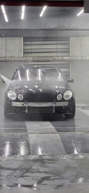 2005 Mercedes E 55 AMG - Image 1