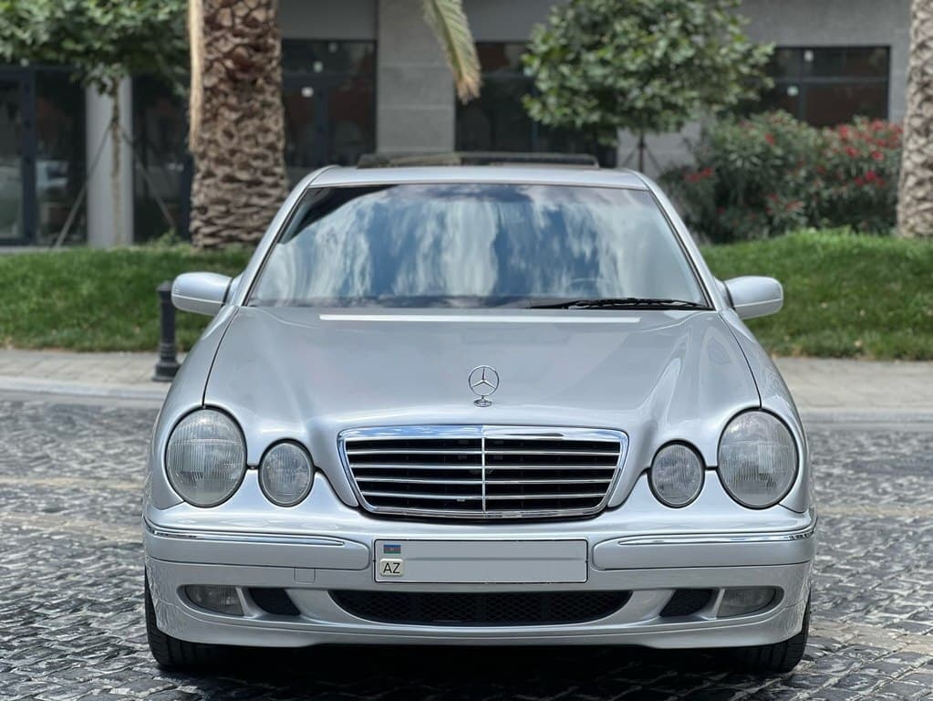 2000 Mercedes E 220 - Image 1