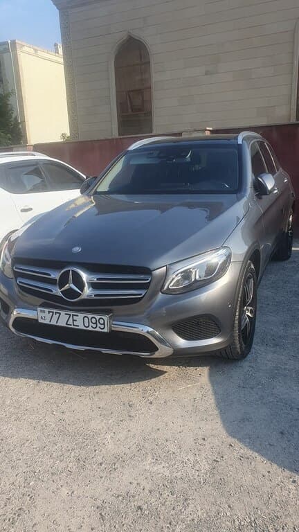 2016 Mercedes GLC 250 4MATIC - Image 1