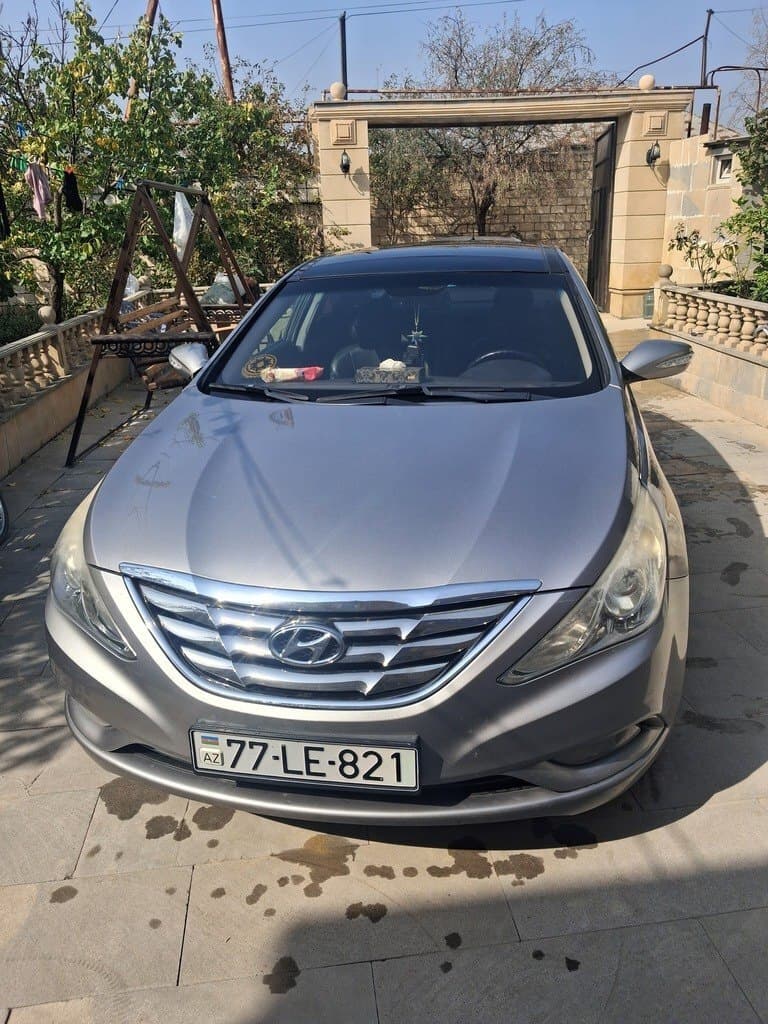 2010 Hyundai Sonata - Image 1