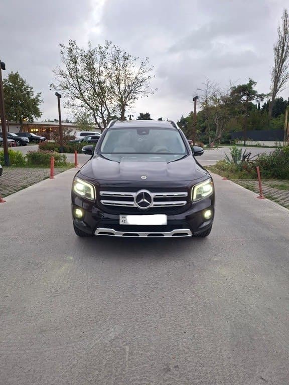 2023 Mercedes GLB 250 4MATIC - Image 1