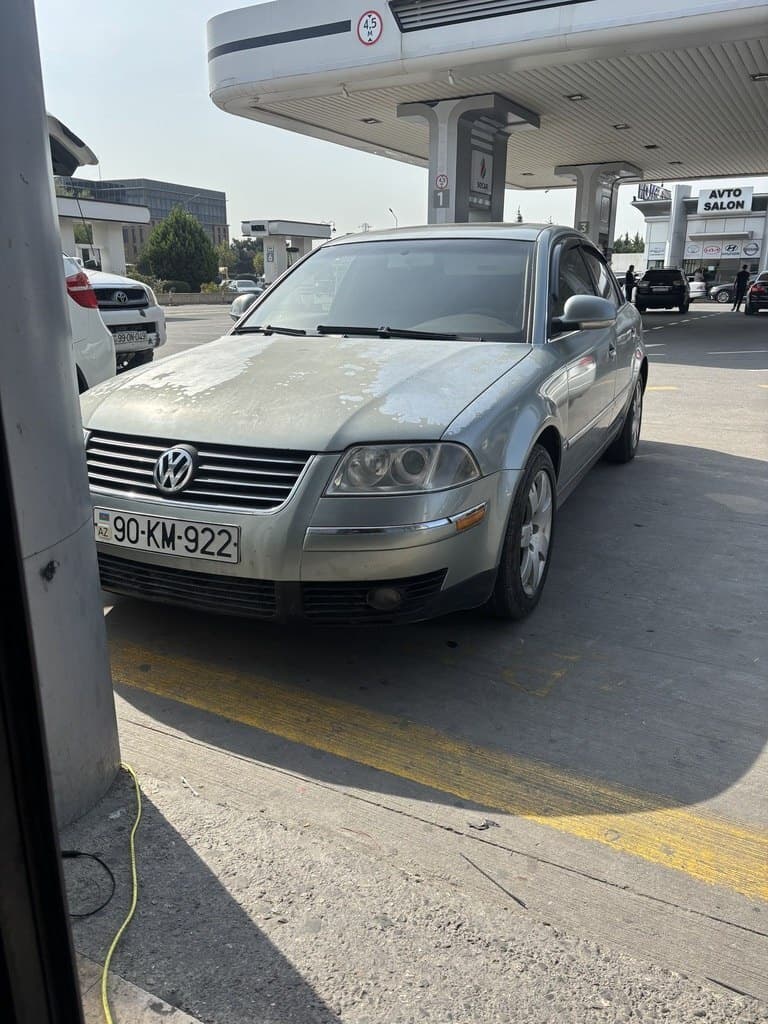 2004 Volkswagen Passat - Image 1