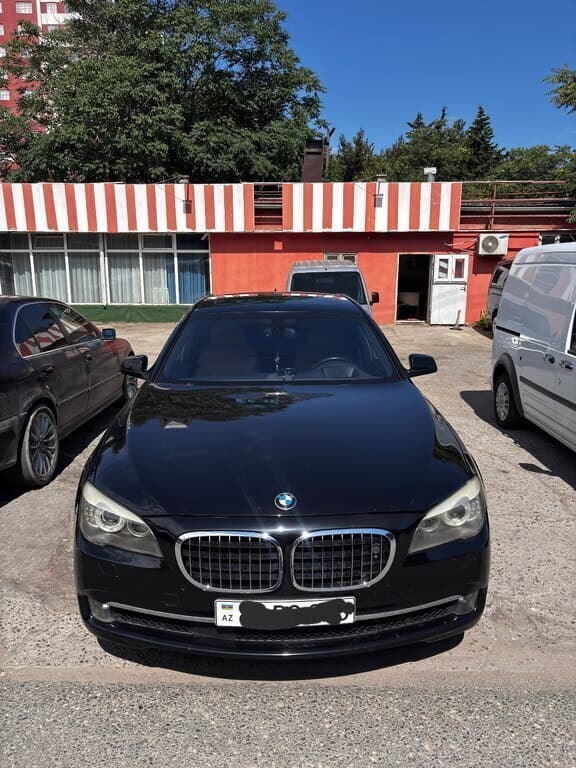 2011 BMW 750 - Image 1