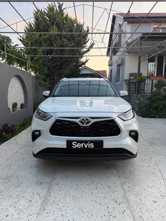 2020 Toyota Highlander - Image 1