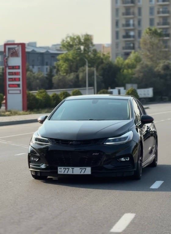 2018 Chevrolet Cruze - Image 1