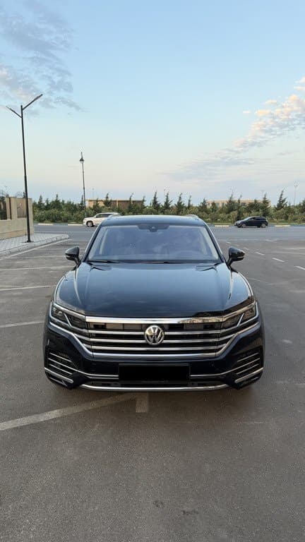 2023 Volkswagen Touareg - Image 1