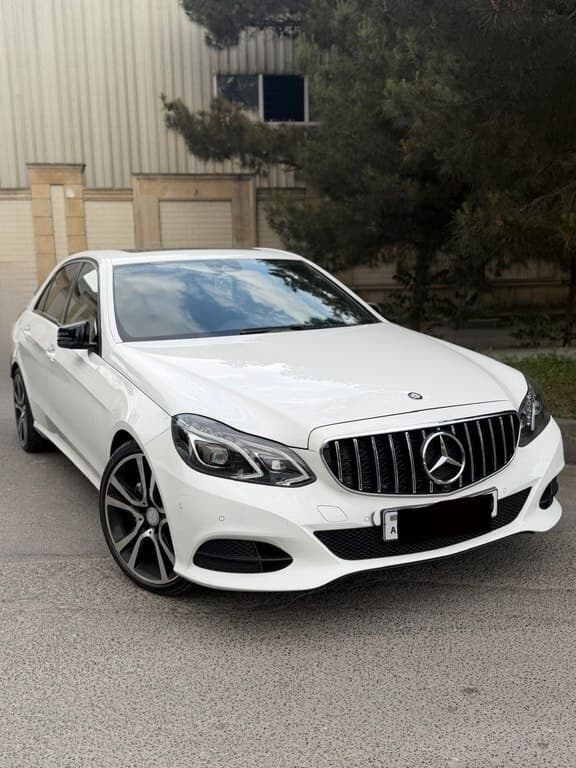 2015 Mercedes E 220 - Image 1