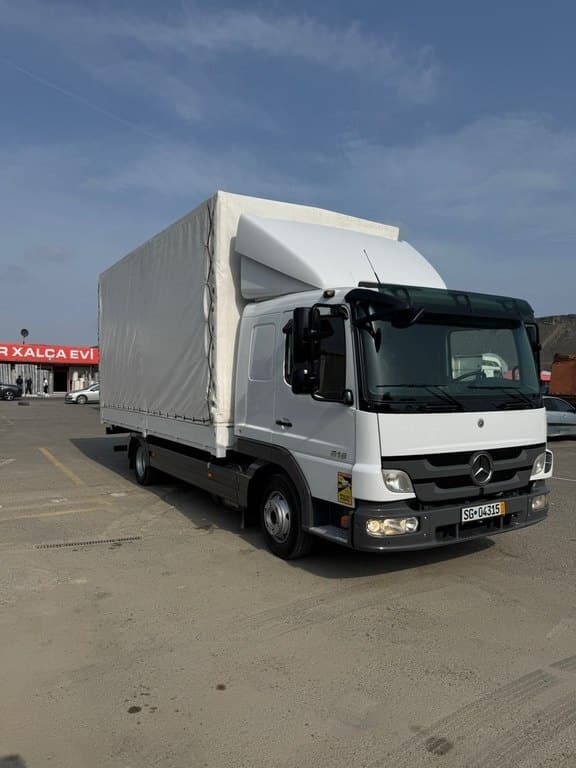 2011 Mercedes Atego 818 - Image 1