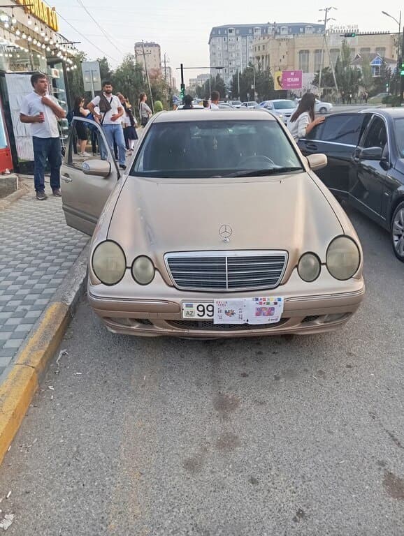 1999 Mercedes E 220 - Image 1