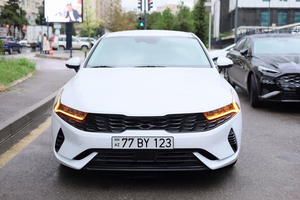 2021 Kia K5 - Image 1
