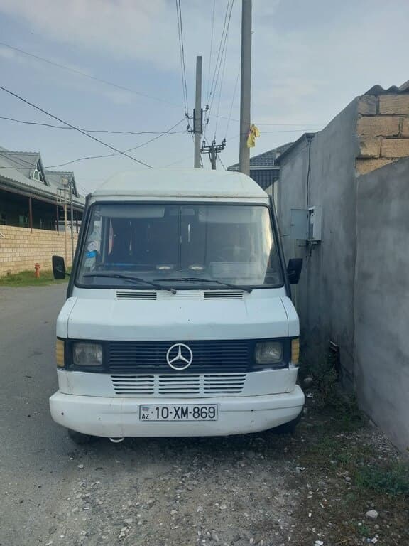 1993 Mercedes 208 D - Image 1