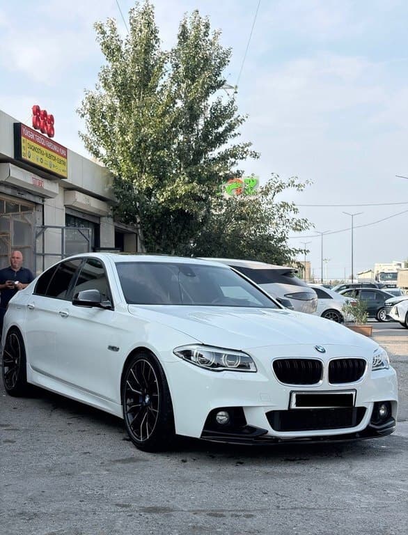 2015 BMW 528 - Image 1