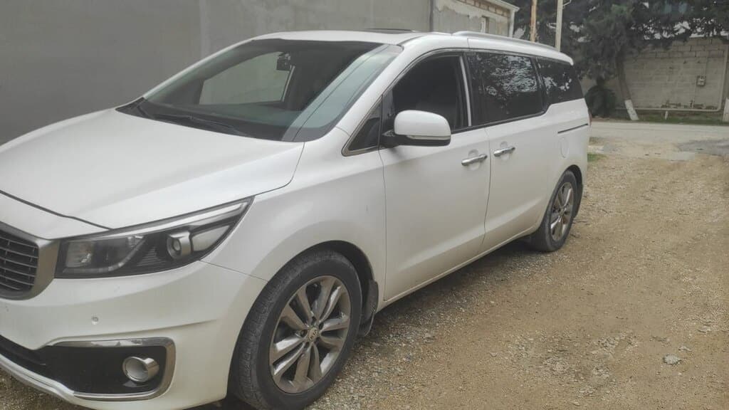 2017 Kia Carnival - Image 1