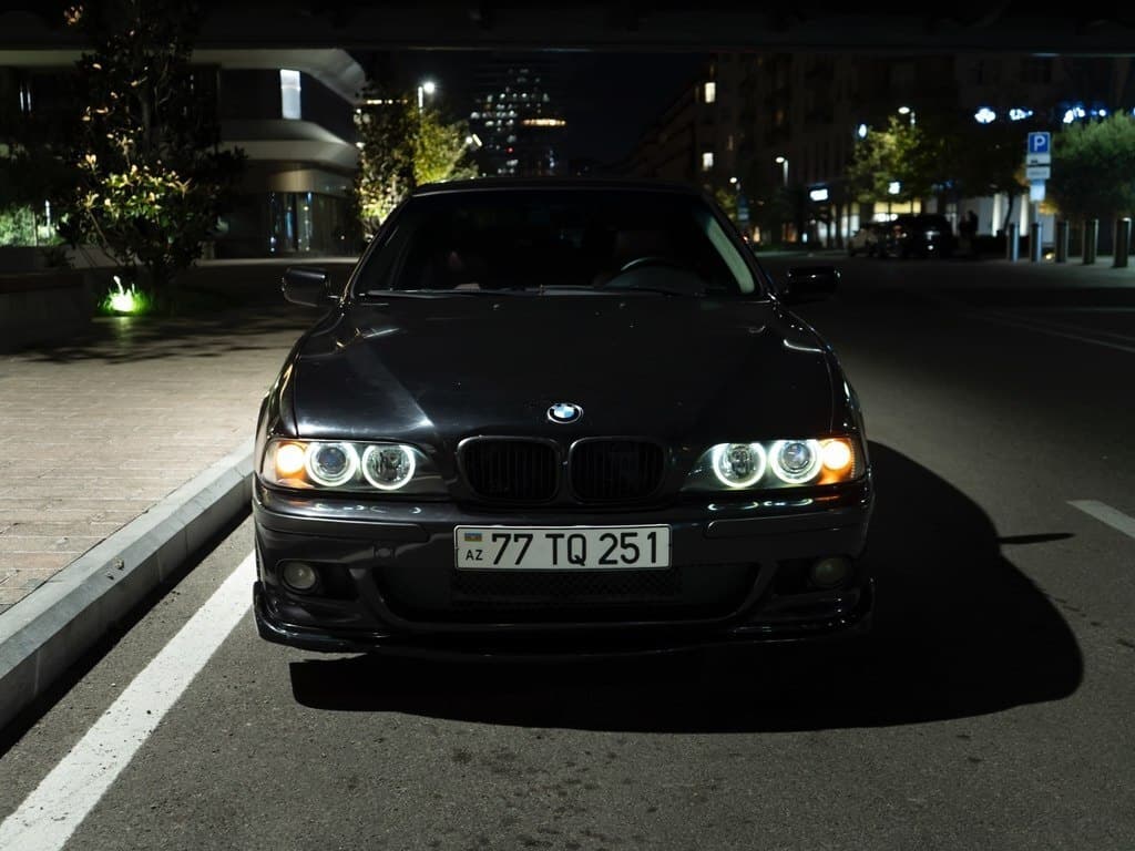 2000 BMW 528 - Image 1